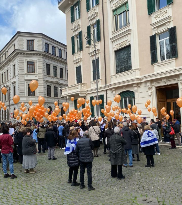 Centinaia di palloncini arancioni per chiedere la liberazione di Kfir Bibas, che oggi compie un anno