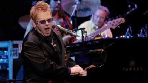 Elton John: “Nessuno mi impedirà di suonare in Israele”