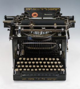 Macchina da scrivere Remington n. 9 con caratteri ebraici di Cesare Verona Sr. Torino, 1903 metallo e legno, Torino, Associazione Aurea Signa ETS – Museo Officina della Scrittura