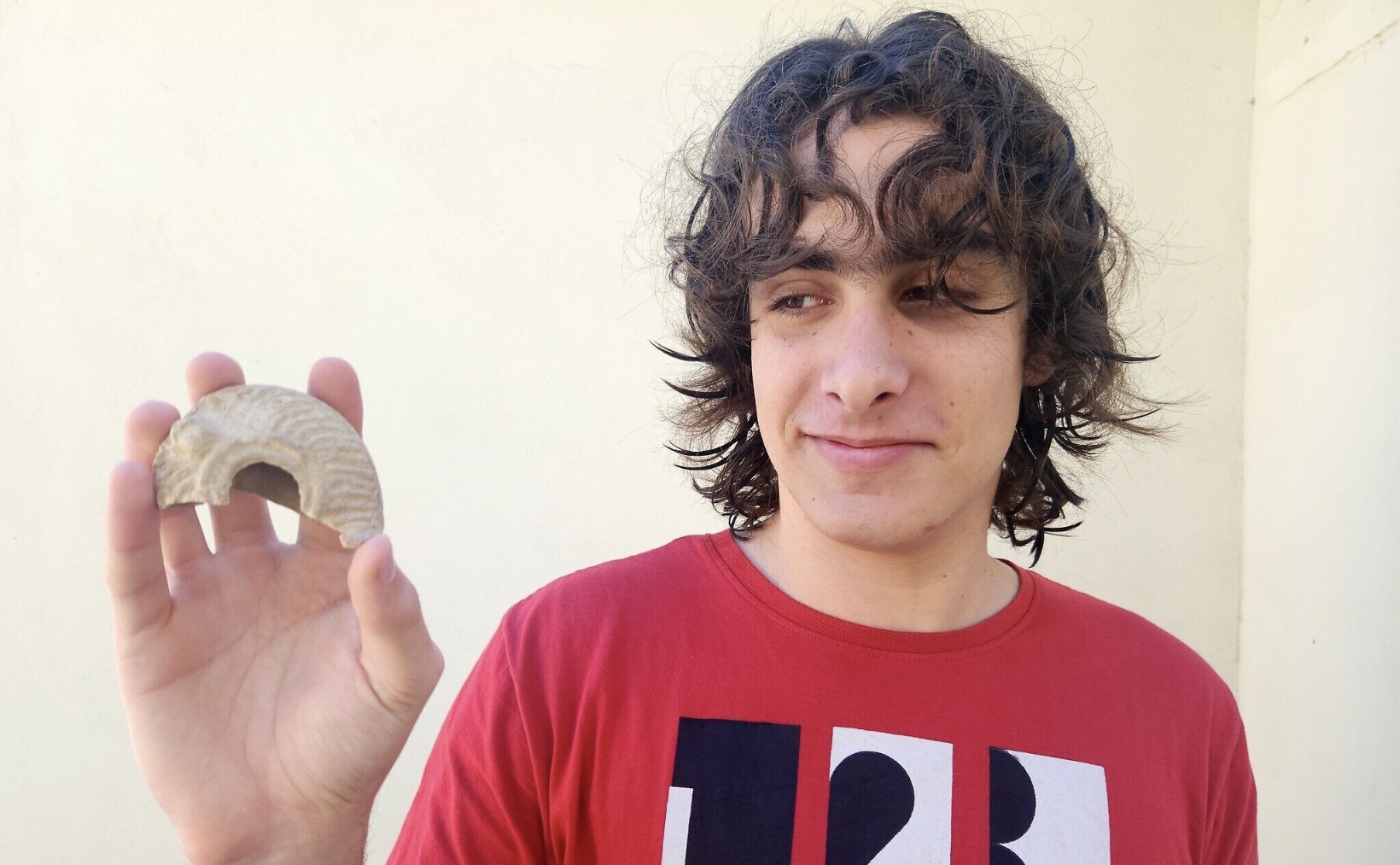 Israele, uno studente trova una lampada ad olio di 1.600 anni utilizzata dai soldati romani