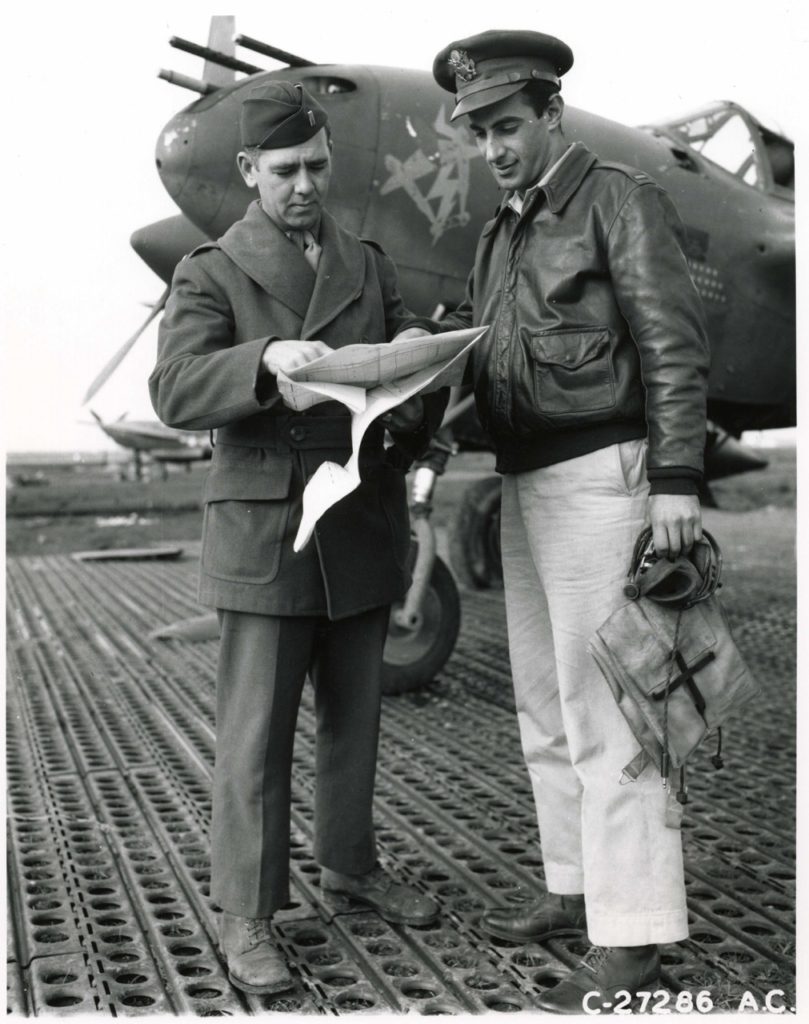 Lt. Phil Goldstein davanti al suo caccia, P 38