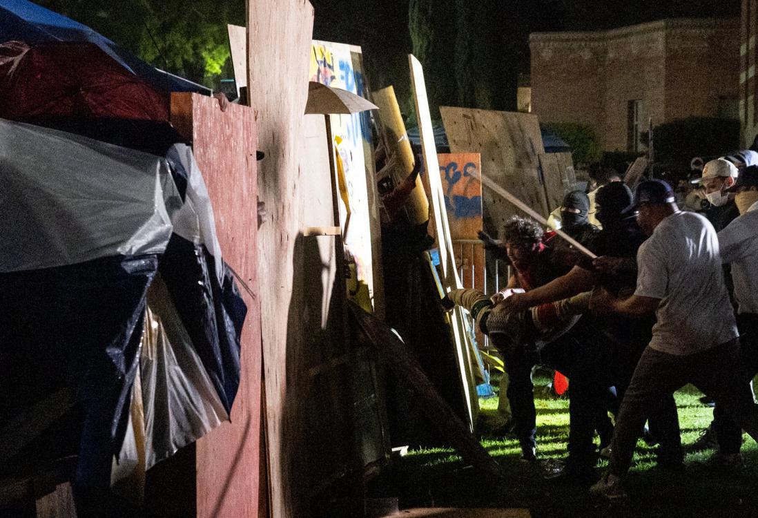 Continuano le proteste nelle università americane: scontri tra i due schieramenti a Los Angeles