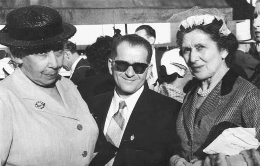 Helena Kagan (a sinistra) e la prima presidente di WIZO Rebecca Sieff (a destra) all'apertura del Rebecca Sieff Center for the Family di WIZO nel 1955, insieme al primo direttore del centro. WIZO Archives, Tel Aviv.
