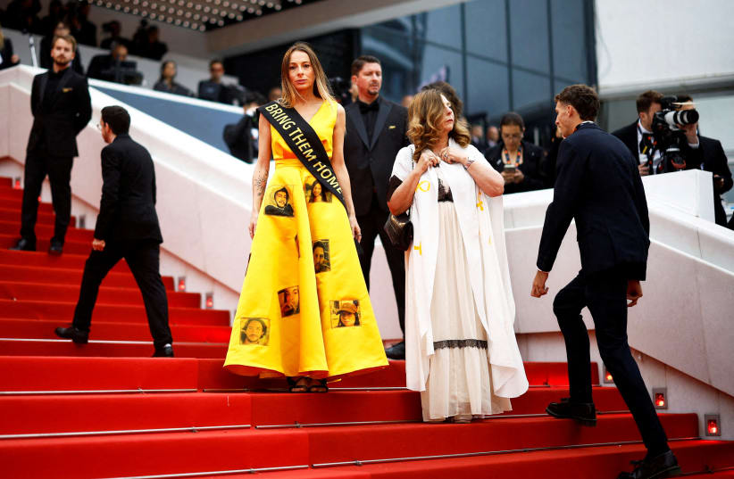 Sopravvissuta al 7 ottobre sfila a Cannes con l'abito 'Bring them Home' con i volti degli ostaggi