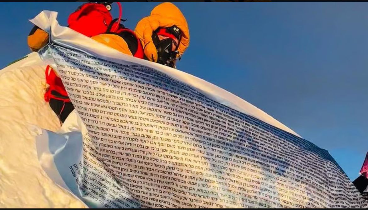 L’alpinista Danielle Wolfson pianta la bandiera israeliana con i nomi dei caduti su una delle vette più alte del mondo