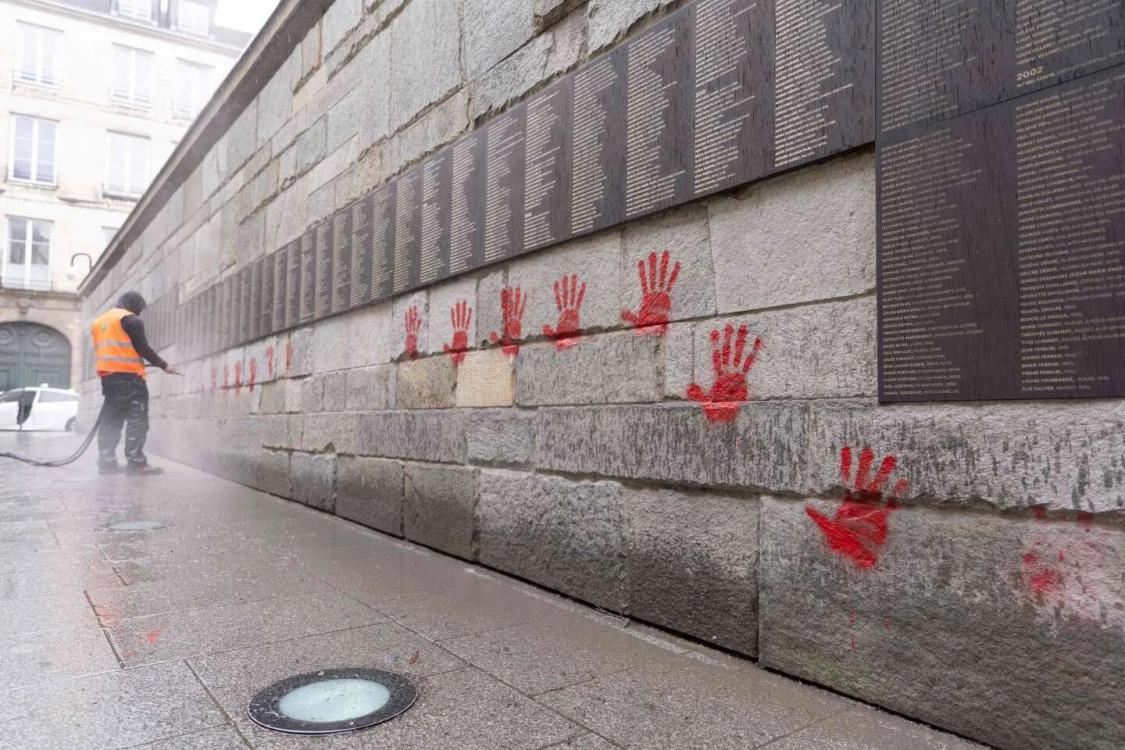 Vandalizzato il Muro dei Giusti di Parigi