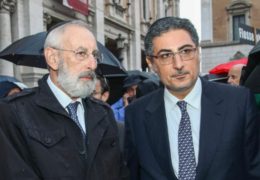 Il Rabbino Capo Riccardo Di Segni e il Presidente Victor Fadlun omaggiano la salma di Papa Francesco