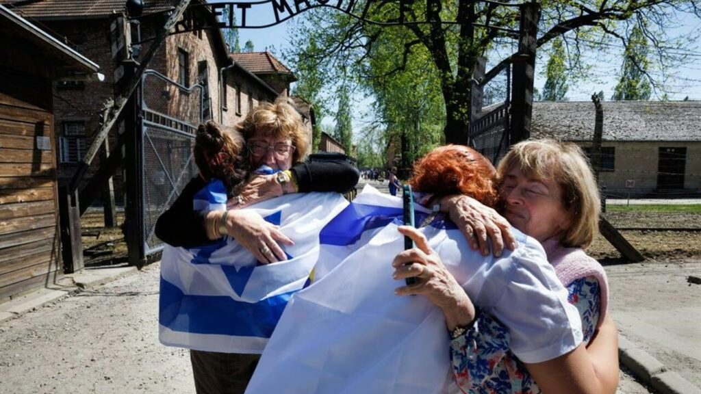 Ex ostaggi e sopravvissuti alla Shoah insieme alla ‘Marcia dei vivi’