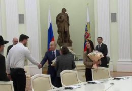 Putin incontra ex ostaggio e ringrazia Hamas per 