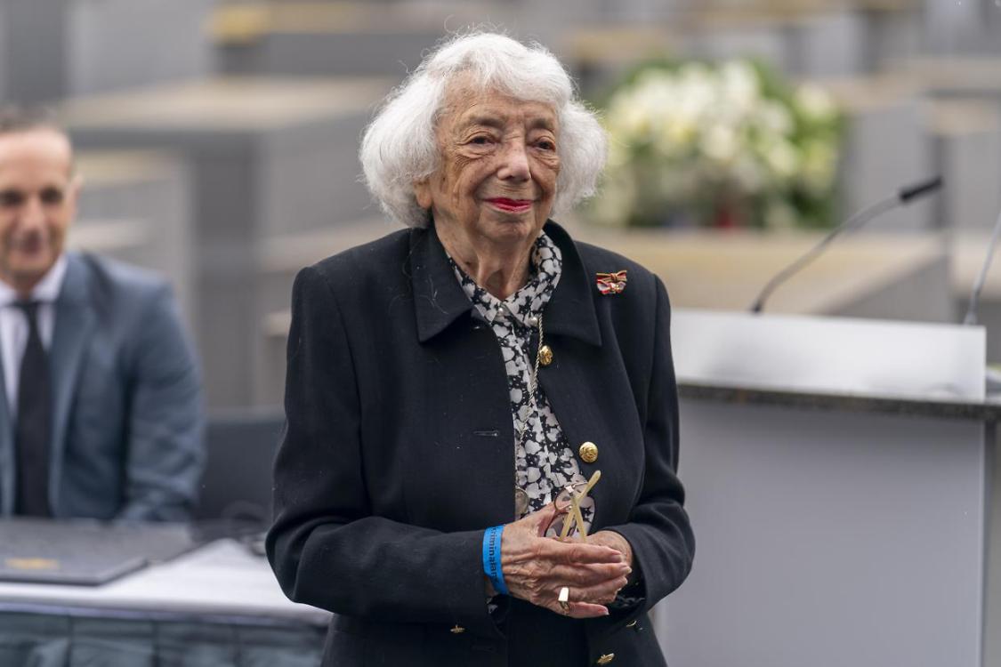 Addio a Margot Friedlander. Sopravvissuta alla Shoah, donna copertina di Vogue Deutsch a 102 anni Addio a Margot Friedlander. Sopravvissuta alla Shoah, donna copertina di Vogue Deutsch a 102 anni