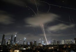 Guerra Israele-Iran: raid, missili e minacce. Trump valuta un intervento USA