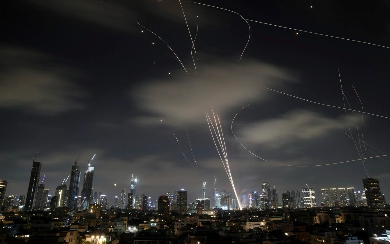 Guerra Israele-Iran: raid, missili e minacce. Trump valuta un intervento USA