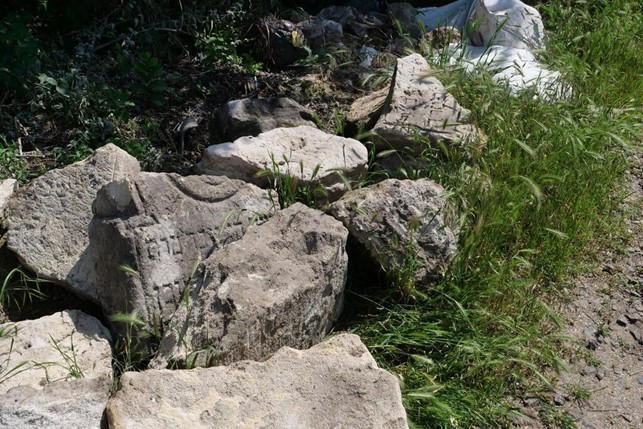 Ucraina, scoperte lapidi ebraiche usate come scalini e marciapiedi