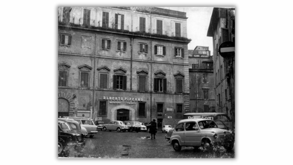 Piazza Costaguti 1960. Dolciumi, liquori e tanta cioccolata