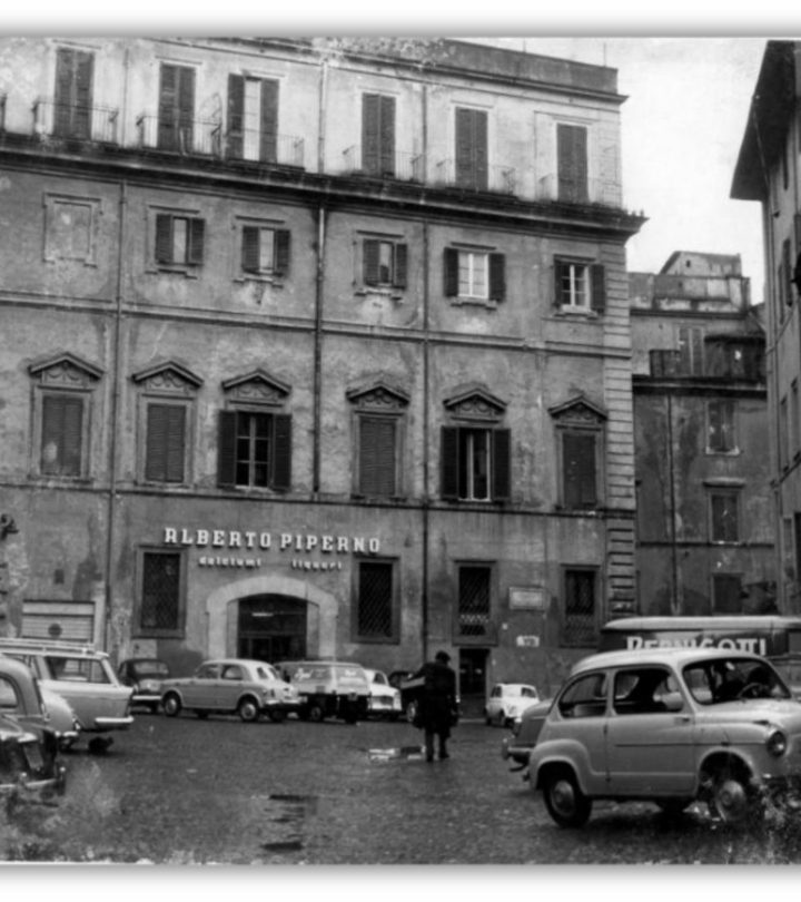 Piazza Costaguti 1960. Dolciumi, liquori e tanta cioccolata