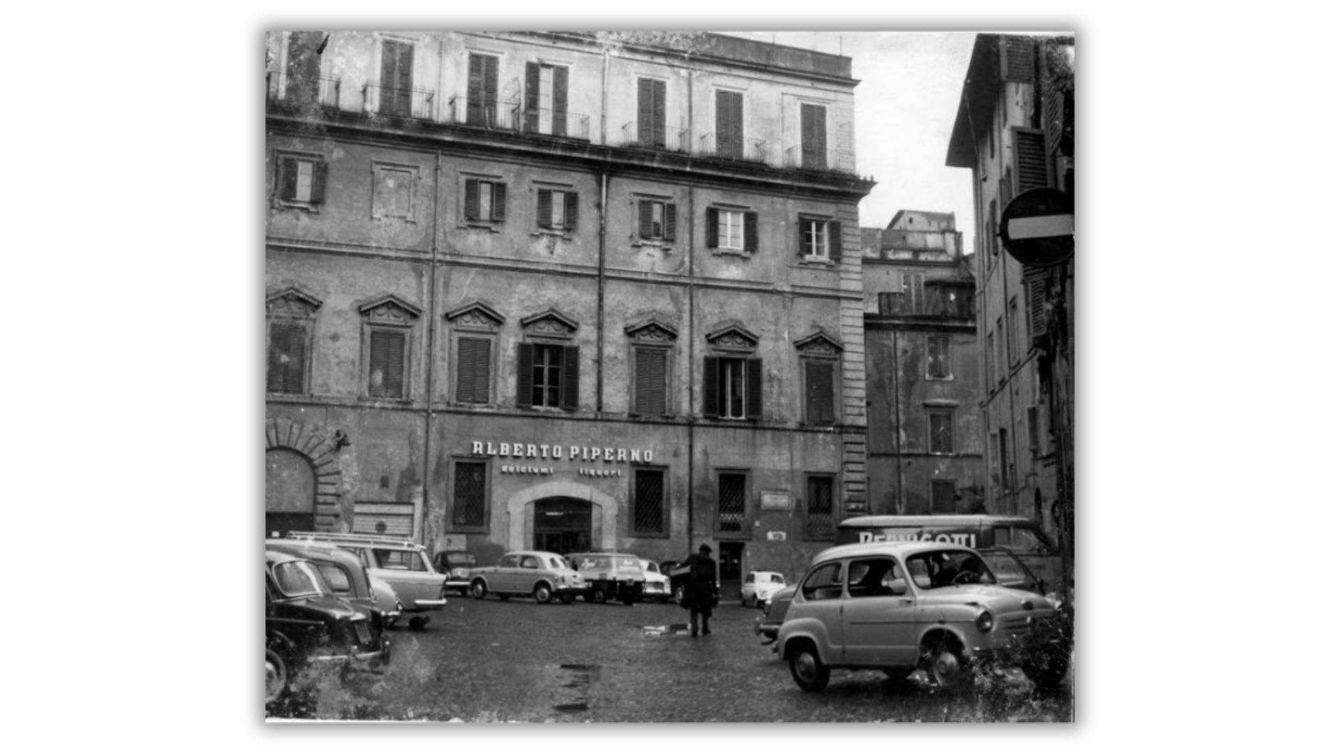 Piazza Costaguti 1960. Dolciumi, liquori e tanta cioccolata