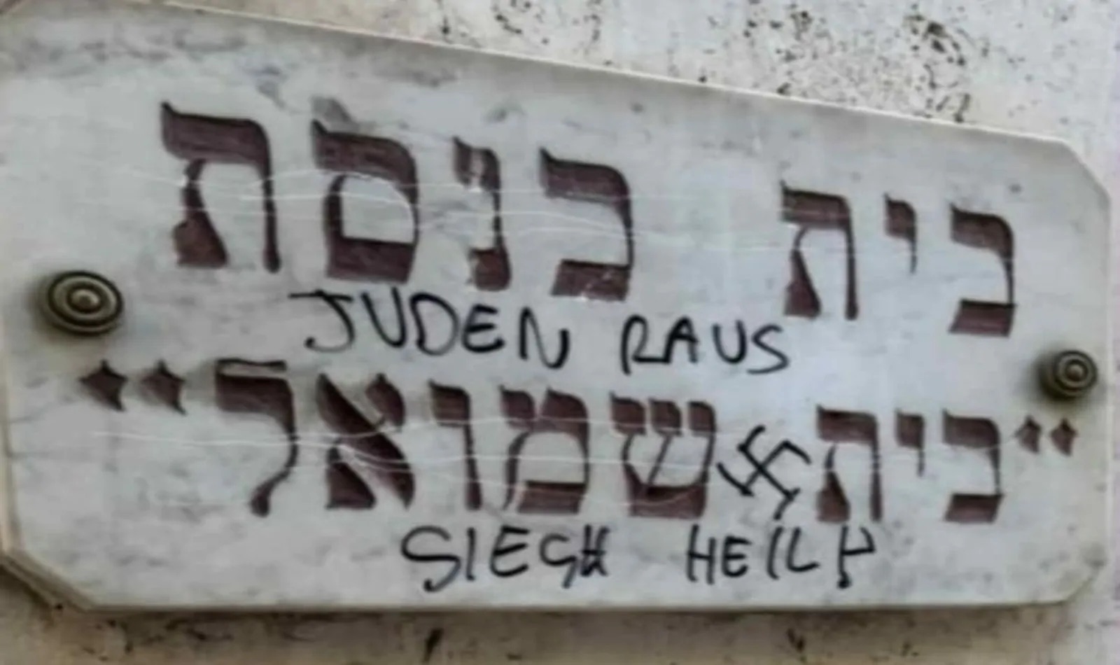 Roma, scritte antisemite sul Tempio Beth Shmuel: indaga la Digos