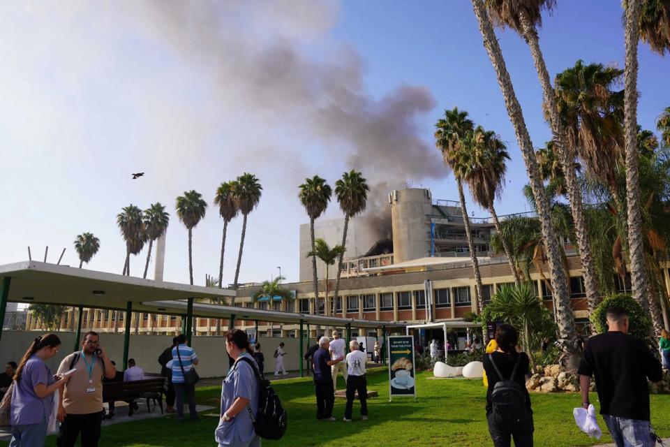 Missili iraniani colpiscono l’ospedale Soroka a Be’er Sheva