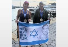“You will never swim alone”, una madre israeliana nuota in memoria del figlio ucciso da Hamas