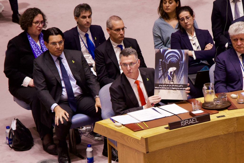 “Silenzio complice”: il fratello dell’ostaggio Evyatar accusa l’ONU mentre Sa’ar punta il dito contro l’ipocrisia internazionale