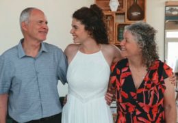 Gli ex ostaggi Keith e Aviva Siegel festeggiano il matrimonio della figlia Shir