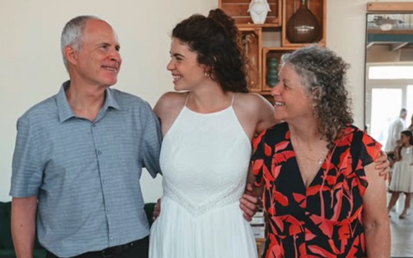 Gli ex ostaggi Keith e Aviva Siegel festeggiano il matrimonio della figlia Shir