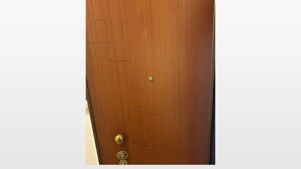 Milano, svastiche e scritta antisemita sulla porta di una famiglia ebraica