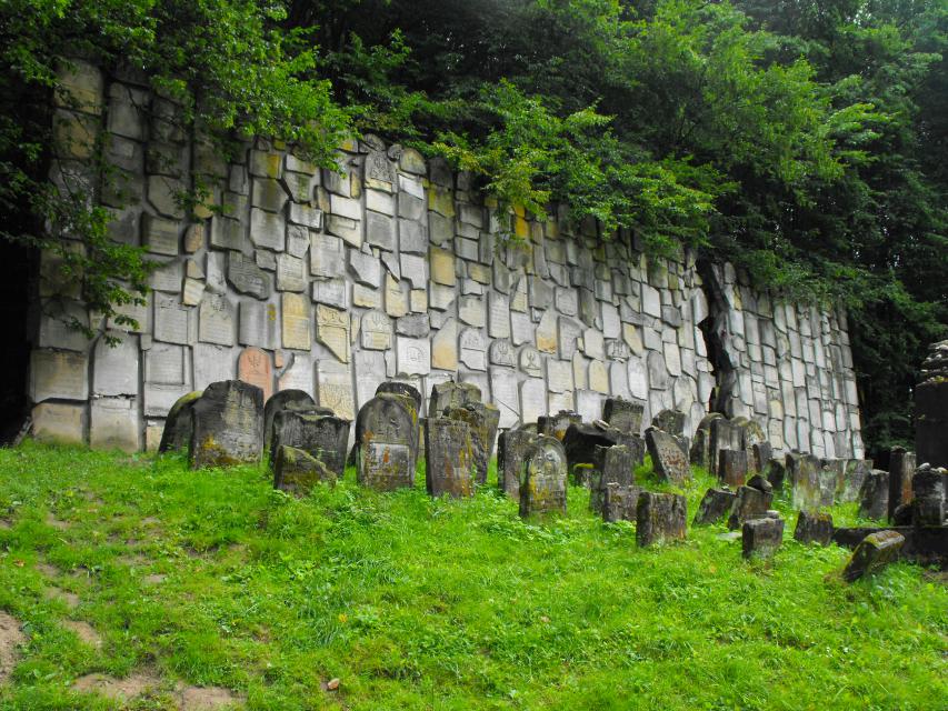 Polonia, il campo sportivo costruito sull’antico cimitero ebraico sarà demolito