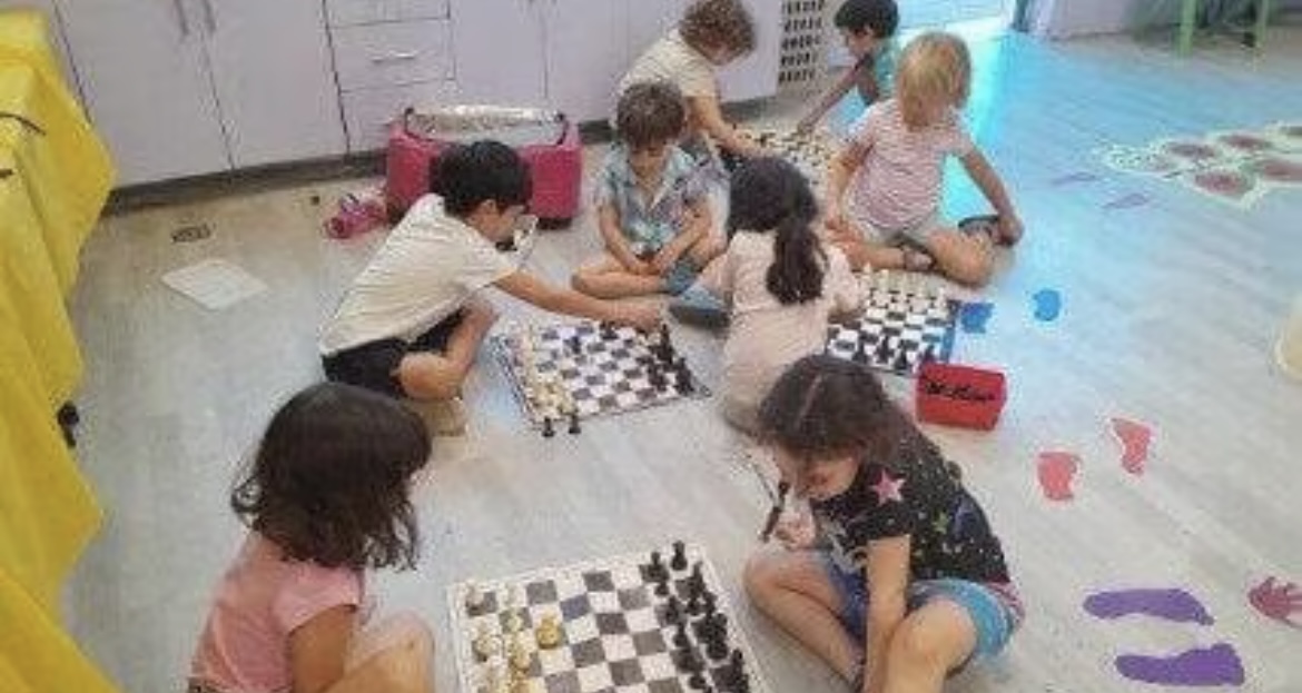 Tani, 6 anni, trasforma un asilo di Gerusalemme in un’accademia di scacchi