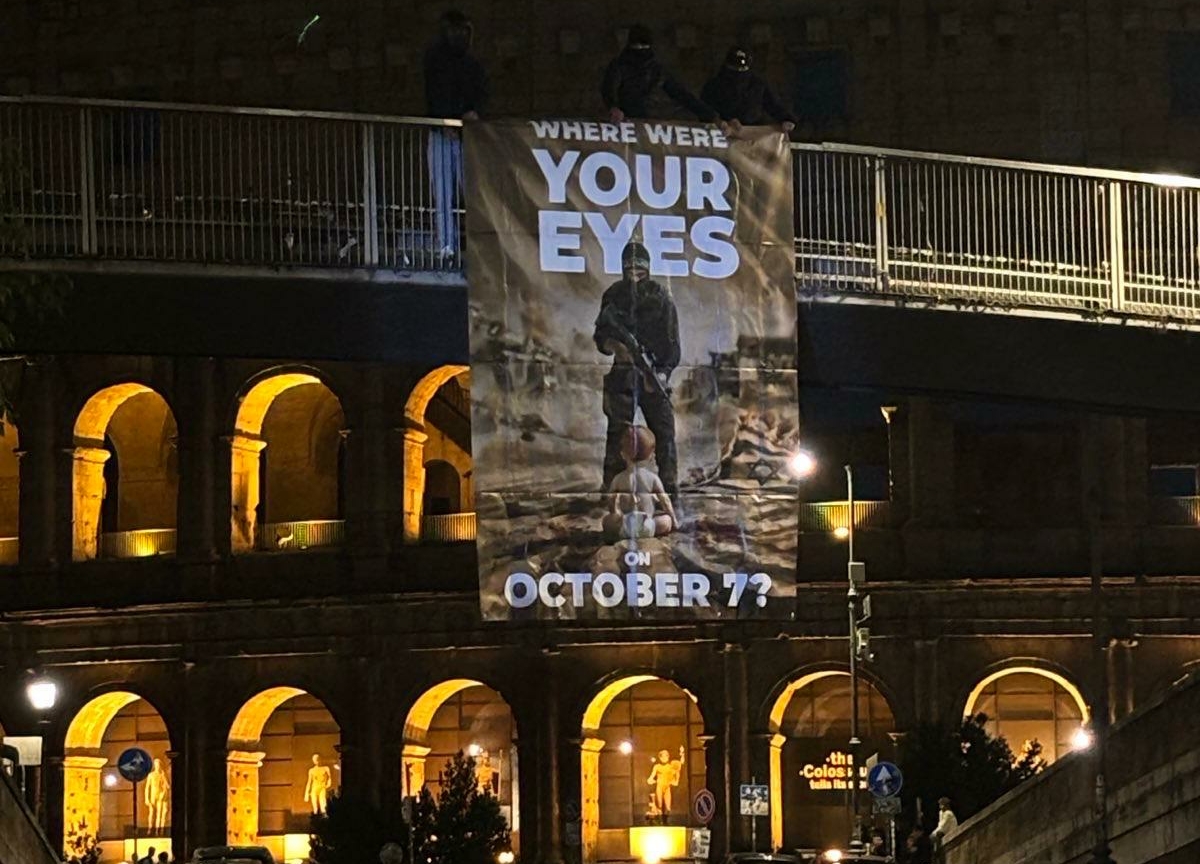 “Dove erano i vostri occhi il 7 ottobre?” – lo striscione al Colosseo