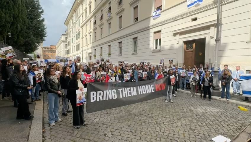 Roma ricorda gli ostaggi, una luce nel buio a due anni dal 7 ottobre