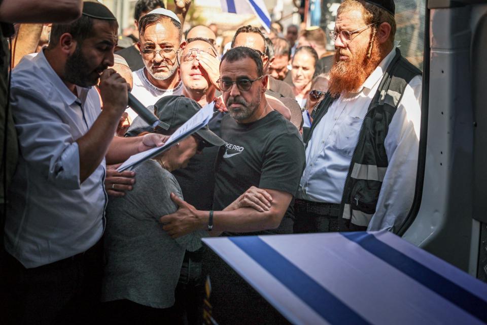 A Be’eri i funerali di Yossi Sharabi. Il fratello Eli: “Finché tutti non torneranno, non ci fermeremo” A Be’eri i funerali di Yossi Sharabi. Il fratello Eli: “Finché tutti non torneranno, non ci fermeremo”