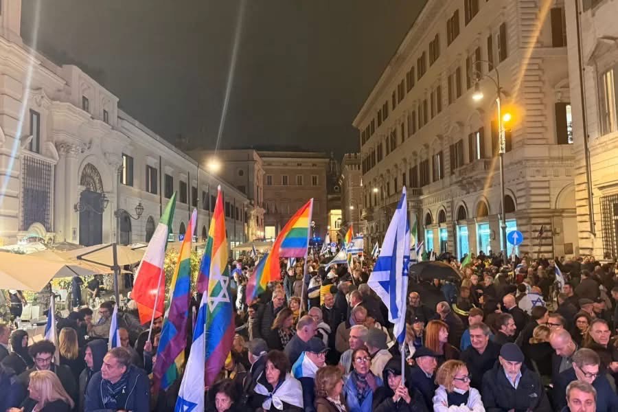 Uniti contro l’odio antiebraico: a Roma la manifestazione 'Per la nostra libertà a testa alta con gli ebrei' Uniti contro l’odio antiebraico: a Roma la manifestazione 'Per la nostra libertà a testa alta con gli ebrei'