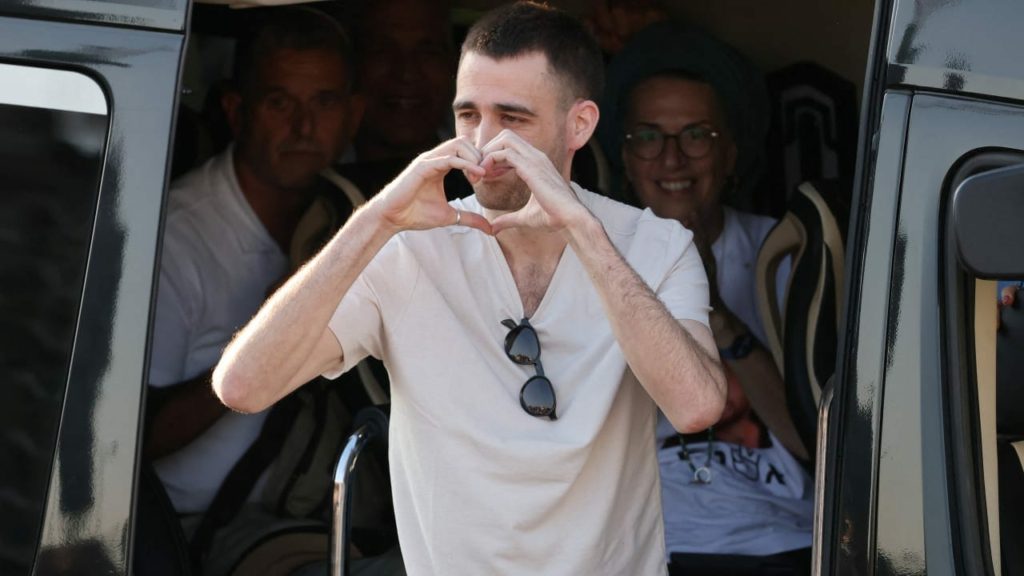 Ostaggi nell’oscurità: due anni di fame, paura e silenzio