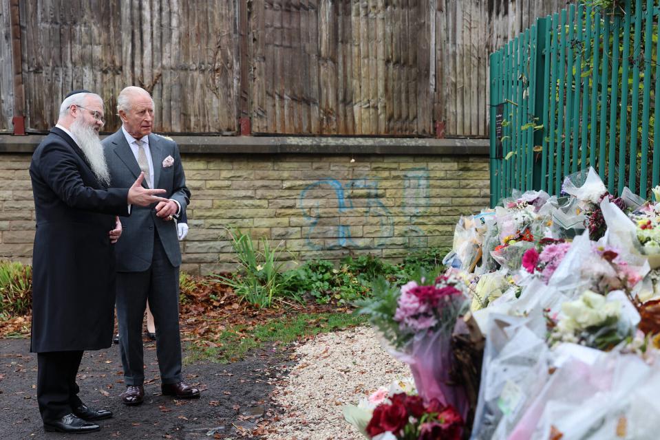 Un gesto di solidarietà reale: Re Carlo III visita Manchester dopo l’attacco alla sinagoga