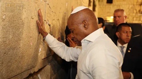 L’ex sindaco di New York Adams al Kotel: “Sono vostro fratello” L’ex sindaco di New York Adams al Kotel: “Sono vostro fratello”