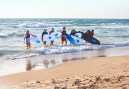 Sulla spiaggia di Zikim nasce un centro per vincere le onde della vita con il surf