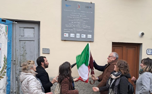 Una targa in memoria di Carolina Milani, unica non ebrea deportata il 16 ottobre 1943