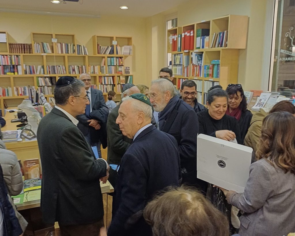 Chanukkà: l’accensione della terza candela nella libreria Kiryat Sefer