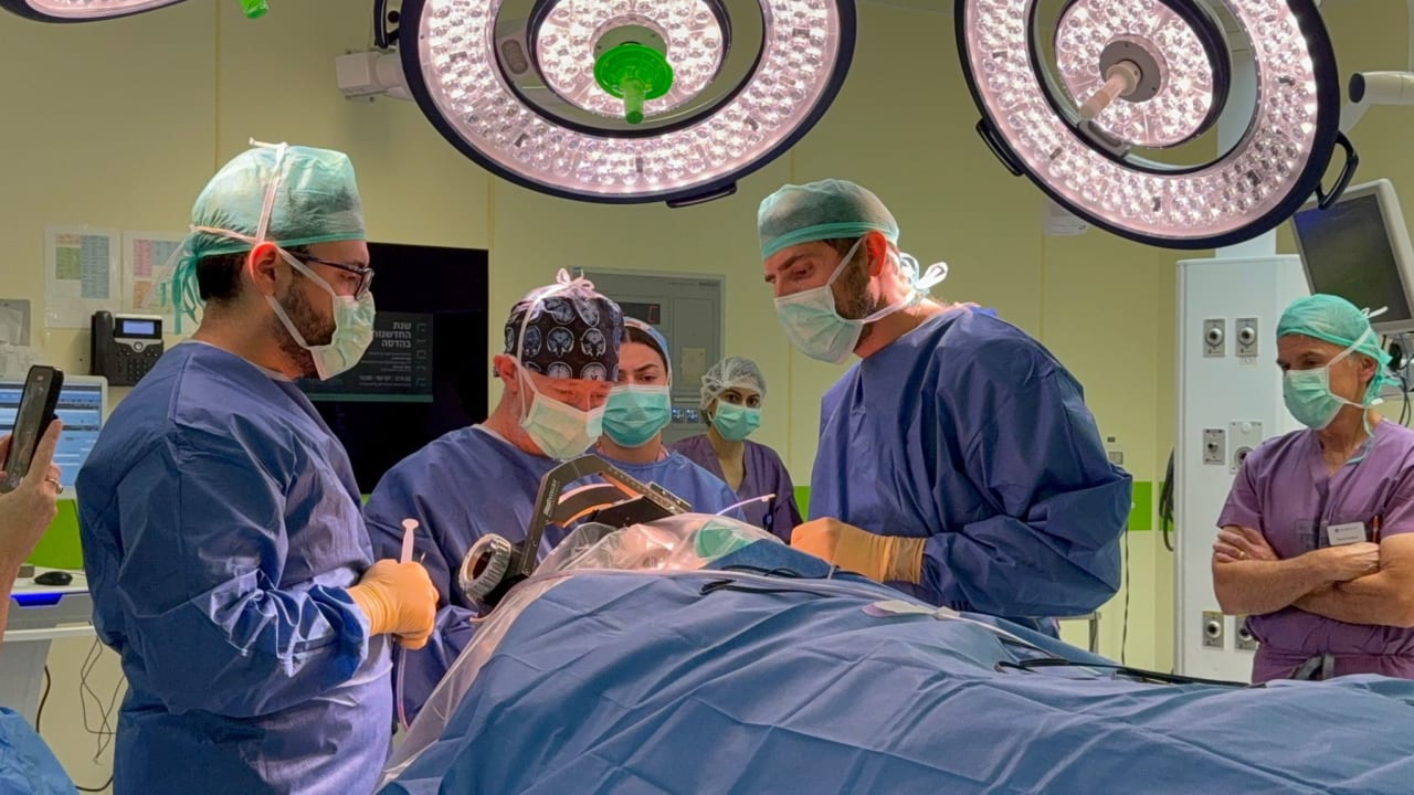 Israele, eseguito il primo intervento per l’impianto di un dispositivo che previene le crisi epilettiche