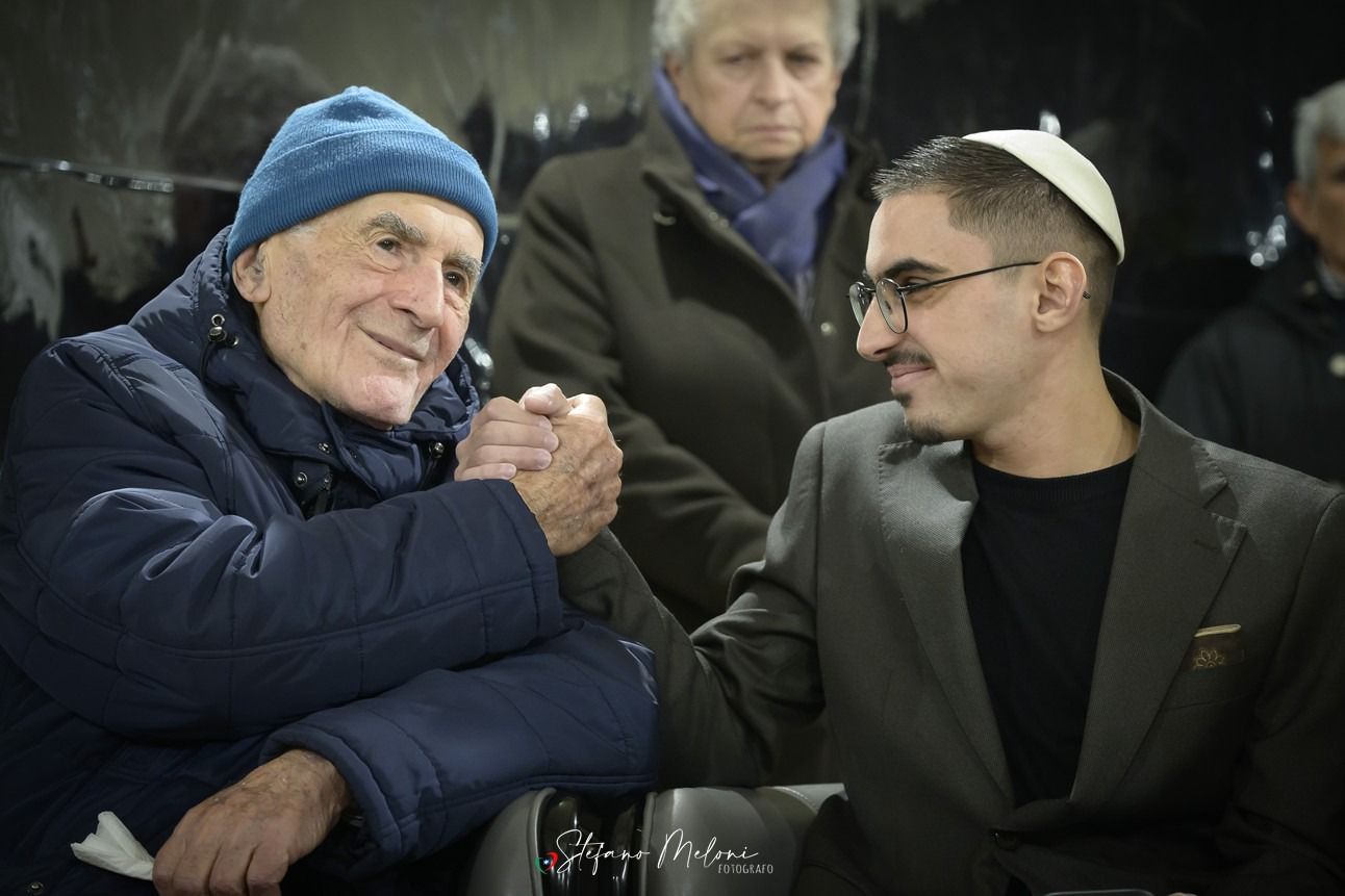 Un vero “al hanisim”: Rom Braslavski e Sami Modiano accendono la prima candela di Chanukkà alla Nuova Casa di Riposo Un vero “al hanisim”: Rom Braslavski e Sami Modiano accendono la prima candela di Chanukkà alla Nuova Casa di Riposo