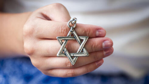 Tata algerina accusata di avvelenare famiglia di ebrei. Va a processo Tata algerina accusata di avvelenare famiglia di ebrei. Va a processo