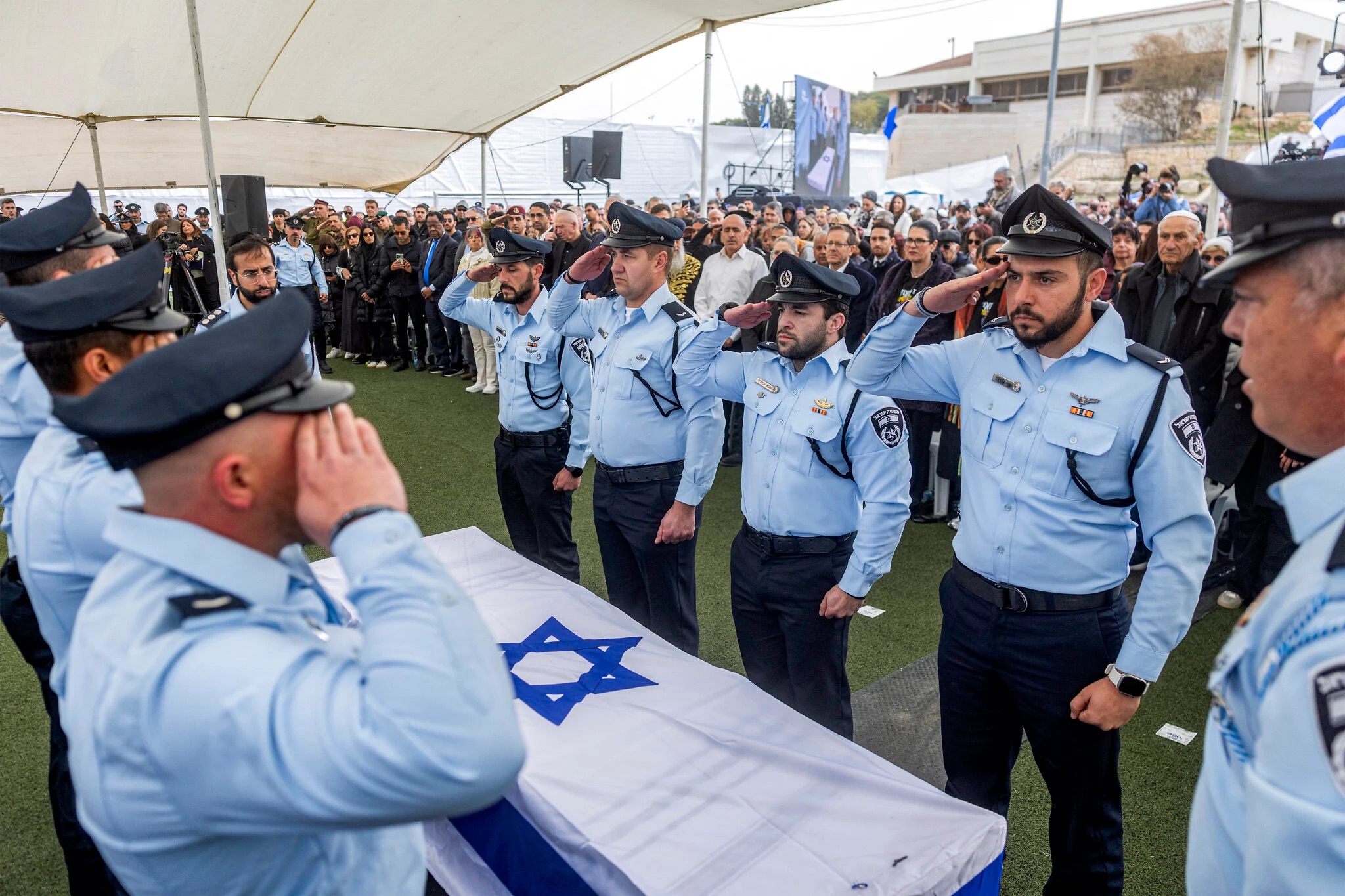 Il ritorno dell’ultimo ostaggio: Israele rende omaggio a Ran Gvili