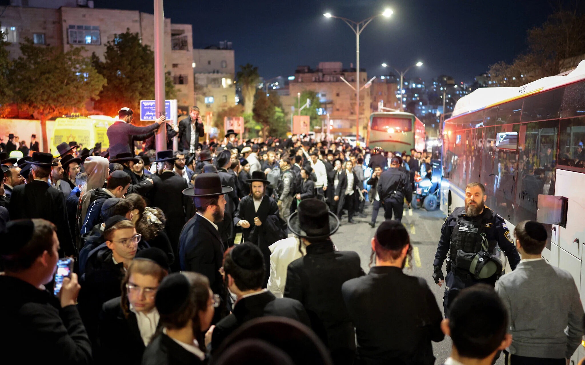 Gerusalemme, protesta contro la leva obbligatoria per gli ultraortodossi: muore 14enne