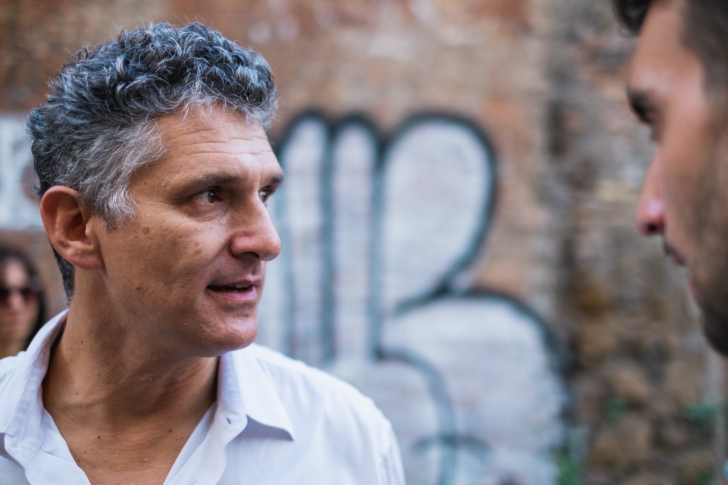 L’attore e regista Rosario Tedesco dà voce alle pietre d’inciampo