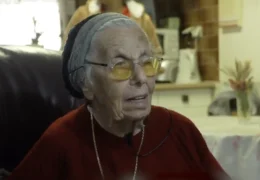Muore a 102 anni Yocheved Gold: da bambina si rifiutò di dare i fiori a Hitler